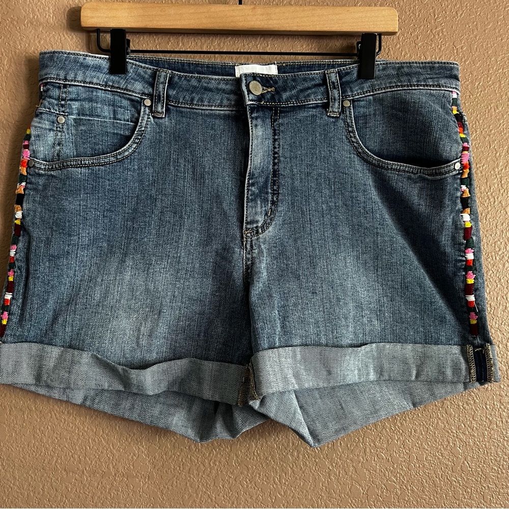 Caslon Boyfriend Jean Shorts with Cuffed Hems and Embroidered Sides Size 32 - Picture 2 of 8